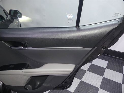 Used 2020 Toyota Camry SE w/ Sunroof Package image 26