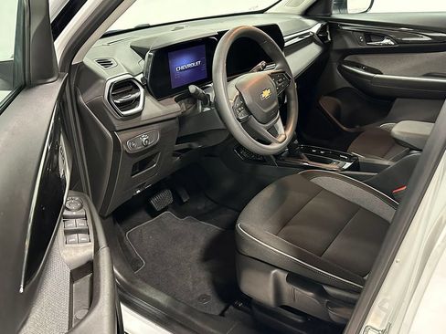 Used 2025 Chevrolet TrailBlazer LS w/ LS Convenience Package AWD/4WD image 18