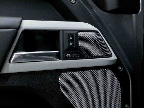 Used 2023 Land Rover Defender 130 SE image 39