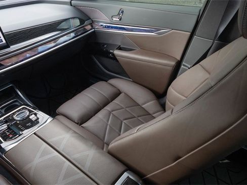 Used 2024 BMW i7 xDrive60 image 26