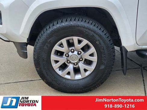 Used 2017 Toyota Tacoma SR5 w/ Tow Package image 13