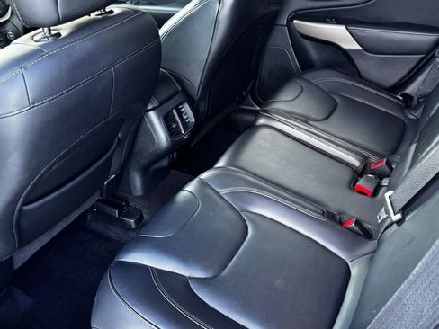 Used 2018 Jeep Cherokee Limited FWD image 18