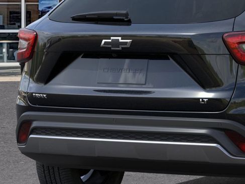 New 2025 Chevrolet Trax LT w/ Sunroof Package FWD image 38