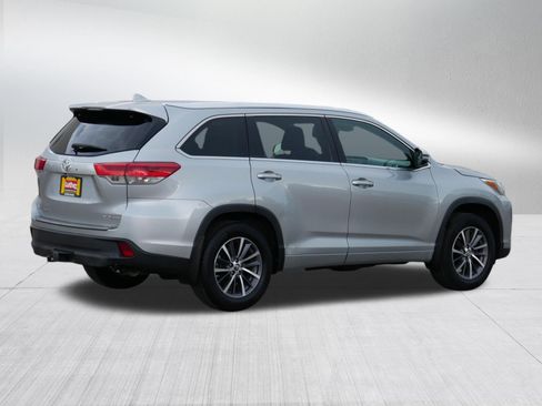 Used 2017 Toyota Highlander XLE w/ Carpet Mat Package AWD/4WD image 7