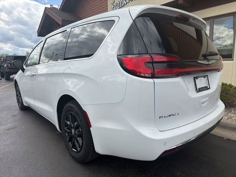 Used 2024 Chrysler Pacifica Touring-L FWD image 11