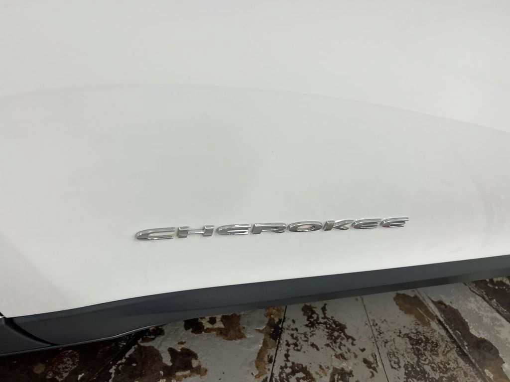 Used 2022 Jeep Cherokee Latitude Lux w/ Sun & Sound Group AWD/4WD image 25