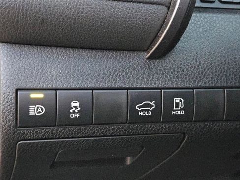 Used 2020 Toyota Camry SE FWD image 21
