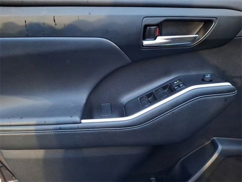 Certified 2024 Toyota Highlander XLE image 19