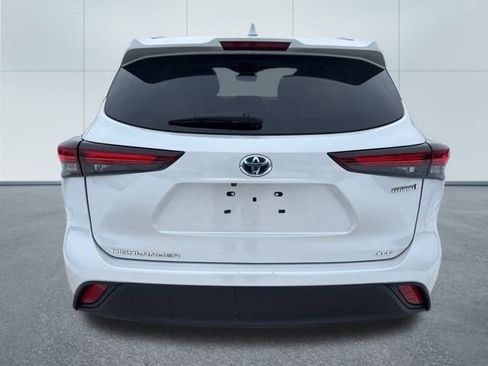 Used 2024 Toyota Highlander XLE image 3