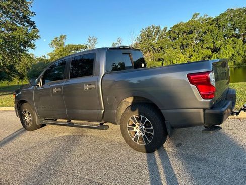 Used 2018 Nissan Titan SV w/ SV Convenience Package RWD image 4