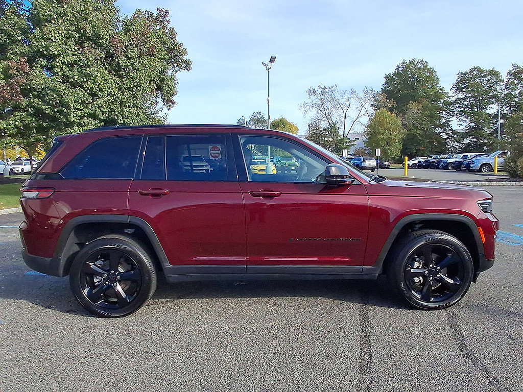 Used 2025 Jeep Grand Cherokee Altitude AWD/4WD image 32