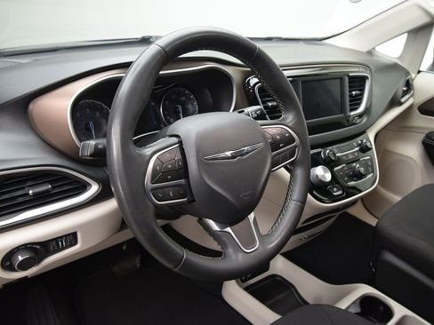 Used 2022 Chrysler Voyager LX image 13
