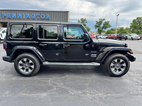Used 2018 Jeep Wrangler Unlimited Sahara w/ Dual Top Group AWD/4WD image 8