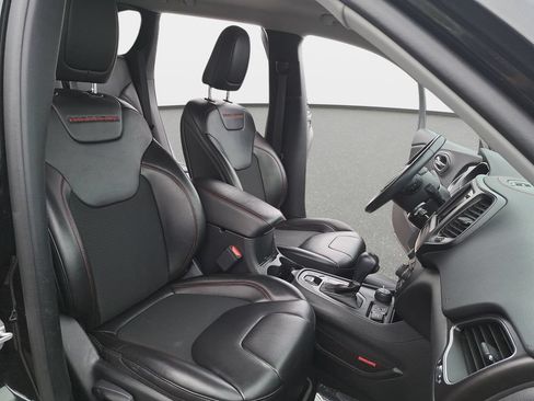 Used 2020 Jeep Cherokee Trailhawk w/ Cold Weather Group AWD/4WD image 11