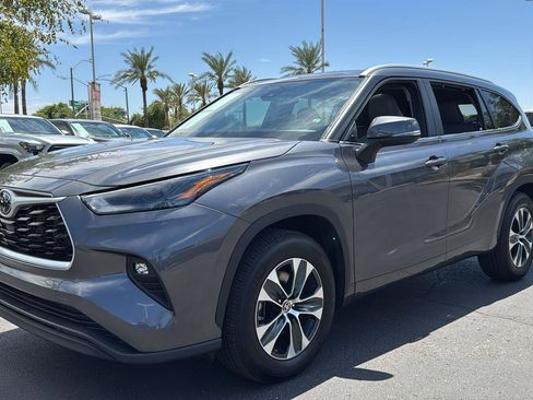 Certified 2024 Toyota Highlander XLE image 3