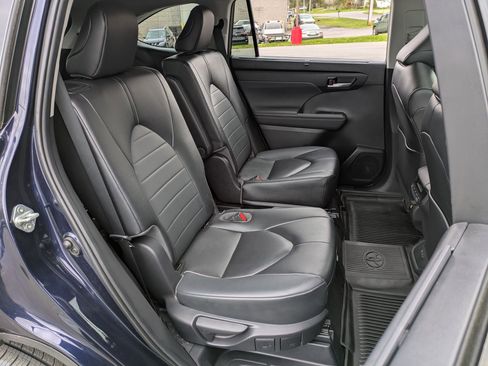 Used 2023 Toyota Highlander XLE AWD/4WD image 23
