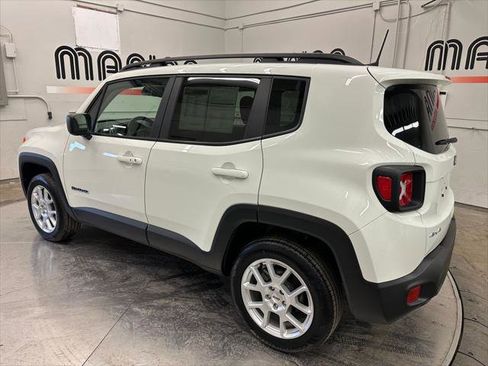 Certified 2022 Jeep Renegade Latitude w/ Convenience Group AWD/4WD image 15