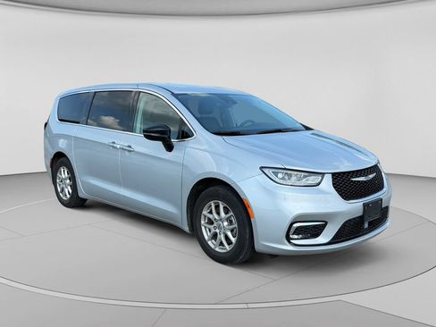 Used 2024 Chrysler Pacifica Touring-L FWD image 1