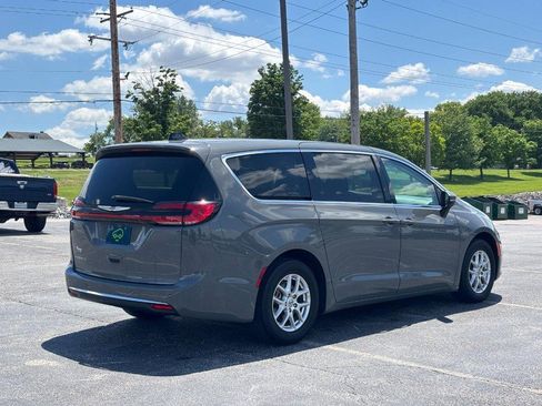 Used 2023 Chrysler Pacifica Touring-L FWD image 5