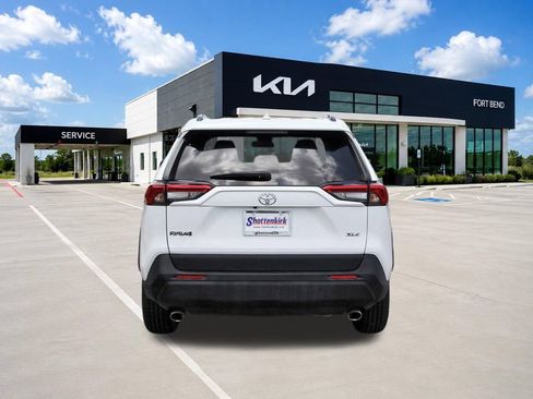 Used 2022 Toyota RAV4 XLE w/ Convenience Package FWD image 6