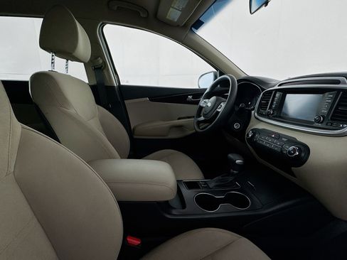 Used 2019 Kia Sorento LX image 40