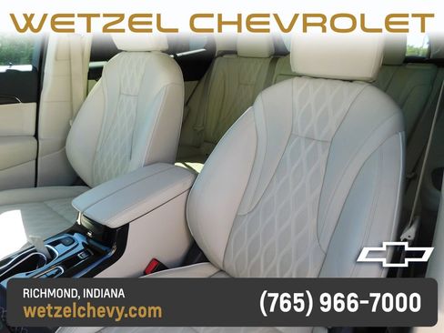 Used 2022 Buick Envision Avenir w/ Technology Package II FWD image 16