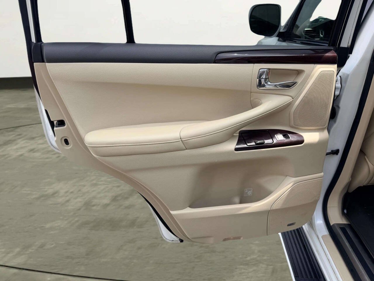 Used 2013 Lexus LX 570 4WD w/ Luxury Pkg image 25