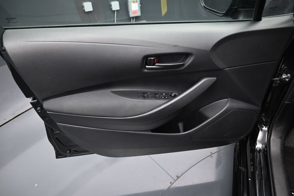 Used 2025 Toyota Corolla LE FWD image 10