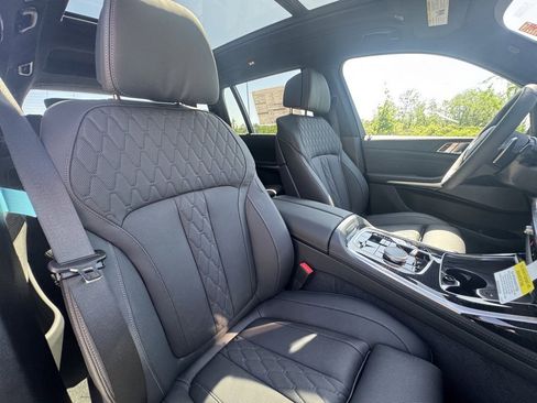 Used 2026 BMW X7 M60i w/ Climate Comfort Package image 31