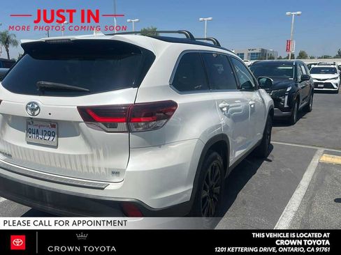 Used 2019 Toyota Highlander SE FWD image 2
