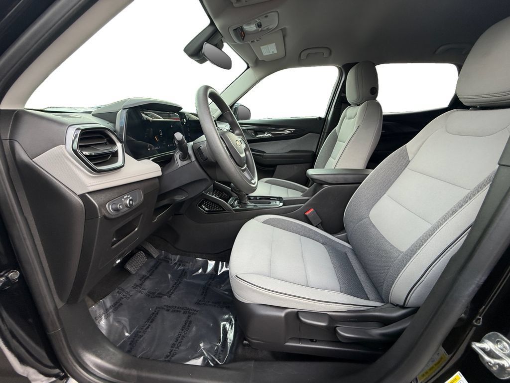 Used 2025 Chevrolet TrailBlazer LT AWD/4WD image 9