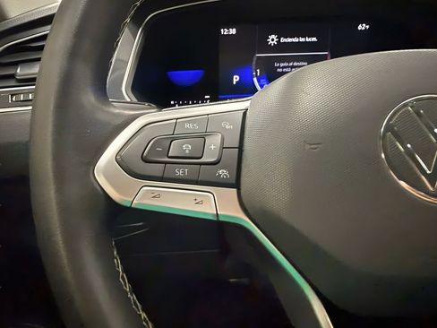 Used 2022 Volkswagen Tiguan SE image 17