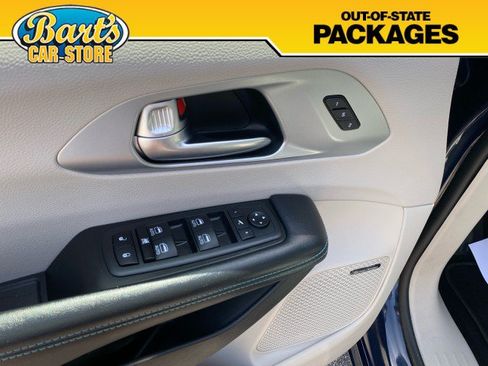 Used 2020 Chrysler Pacifica Limited w/ Advanced Safetytec Group FWD image 29