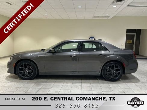 Used 2022 Chrysler 300 Touring L image 2