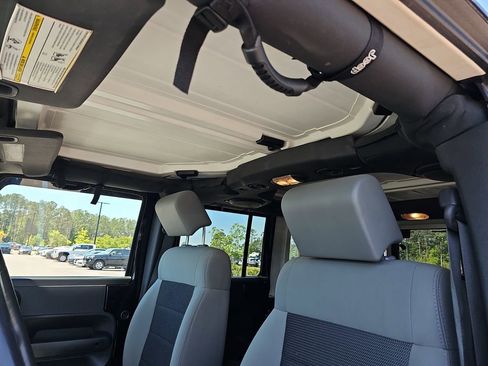 Used 2010 Jeep Wrangler Unlimited Sahara w/ Dual Top Group AWD/4WD image 33