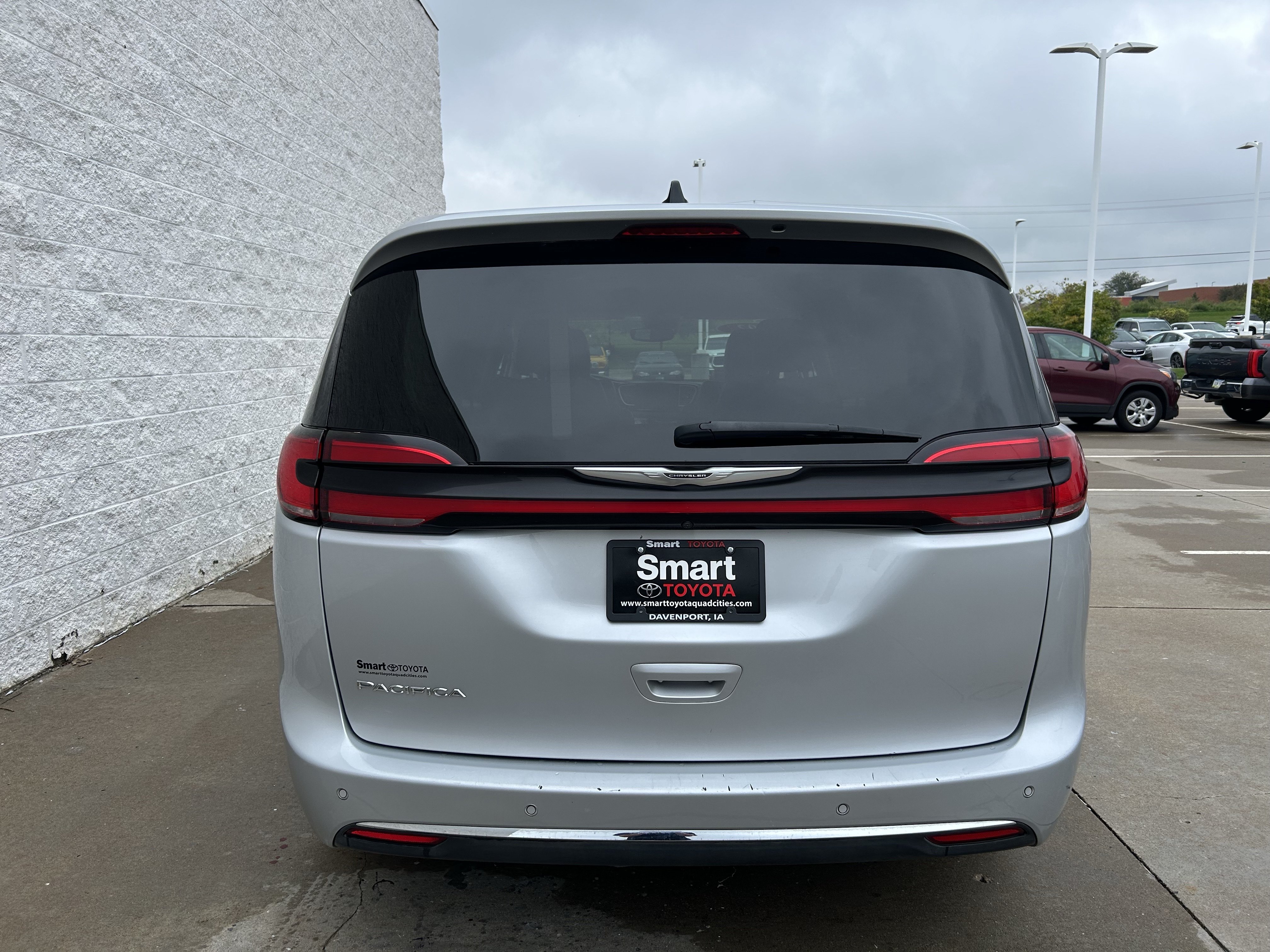 Used 2023 Chrysler Pacifica Touring-L FWD image 4