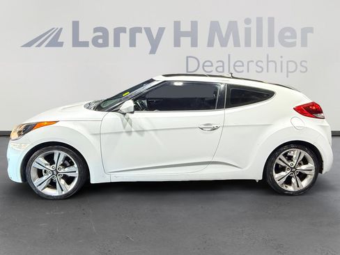 Used 2017 Hyundai Veloster Value Edition image 2