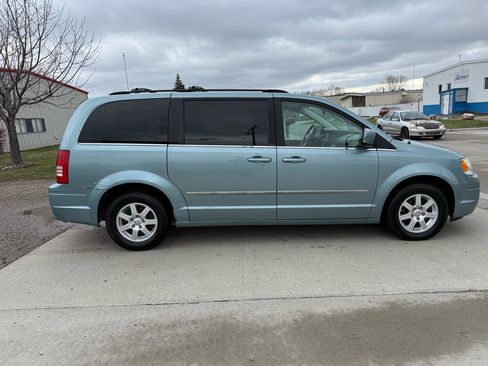 Used 2010 Chrysler Town & Country Touring image 4
