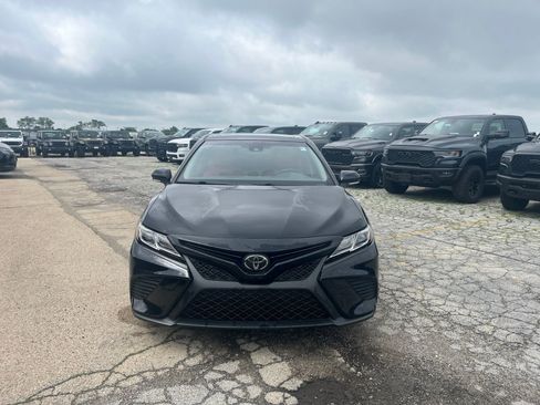 Used 2018 Toyota Camry SE w/ Moonroof Package FWD image 2