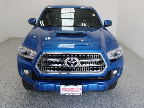 Used 2017 Toyota Tacoma TRD Sport w/ Tow Package RWD image 3