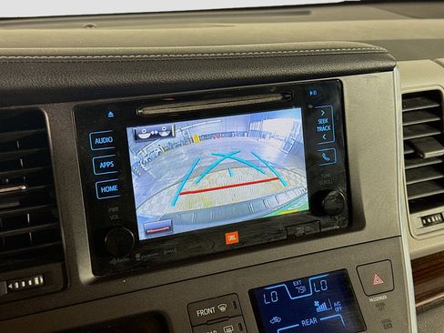 Used 2017 Toyota Sienna Limited Premium image 19