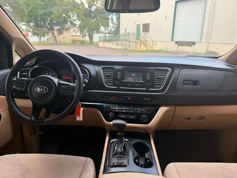 Used 2017 Kia Sedona LX FWD image 18