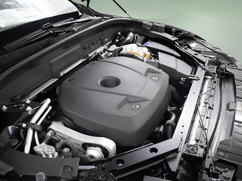 Certified 2025 Volvo XC60 T8 Plus w/ Protection Package Premier image 13