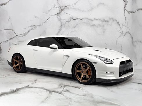 Used 2015 Nissan GT-R Premium image 4