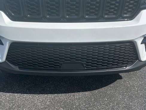 Used 2023 Jeep Grand Cherokee Limited w/ Black Appearance Package AWD/4WD image 4