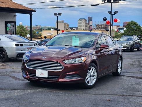 Used 2016 Ford Fusion SE FWD image 1