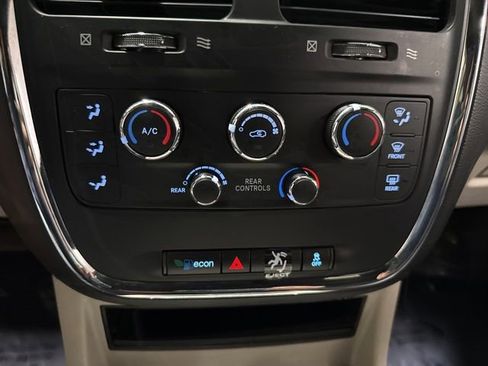 Used 2019 Dodge Grand Caravan SXT FWD image 19