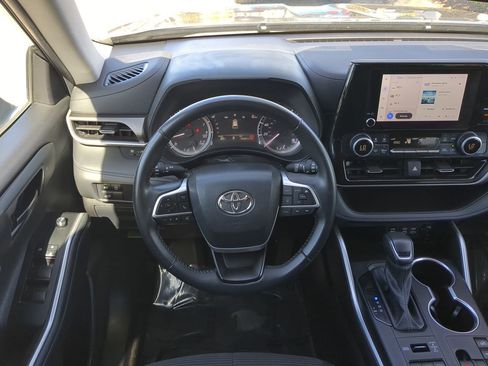 Used 2024 Toyota Highlander LE image 16