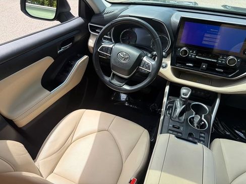 Used 2023 Toyota Highlander XLE AWD/4WD image 21