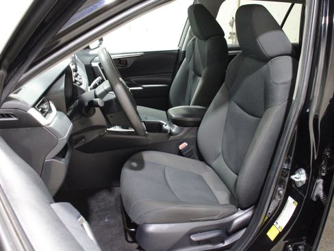 Used 2024 Toyota RAV4 LE AWD/4WD image 5